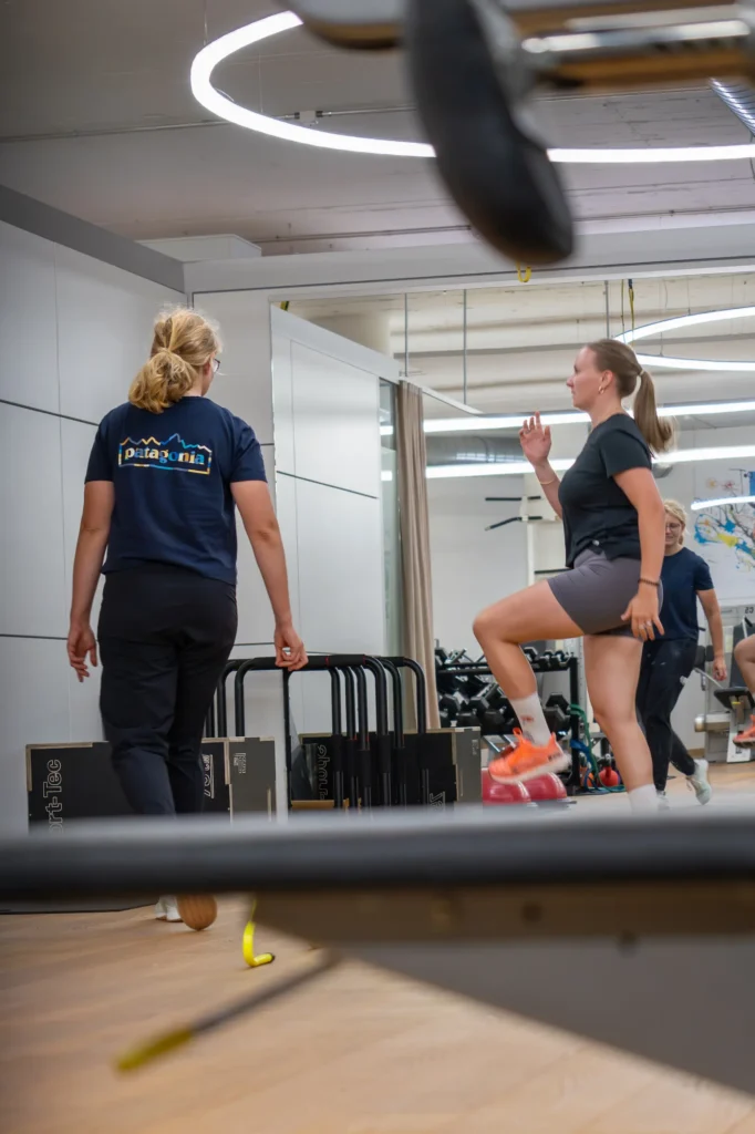 Physiothérapeute spécialisée en rééducation et sport physio à Bâle accompagnant un patient