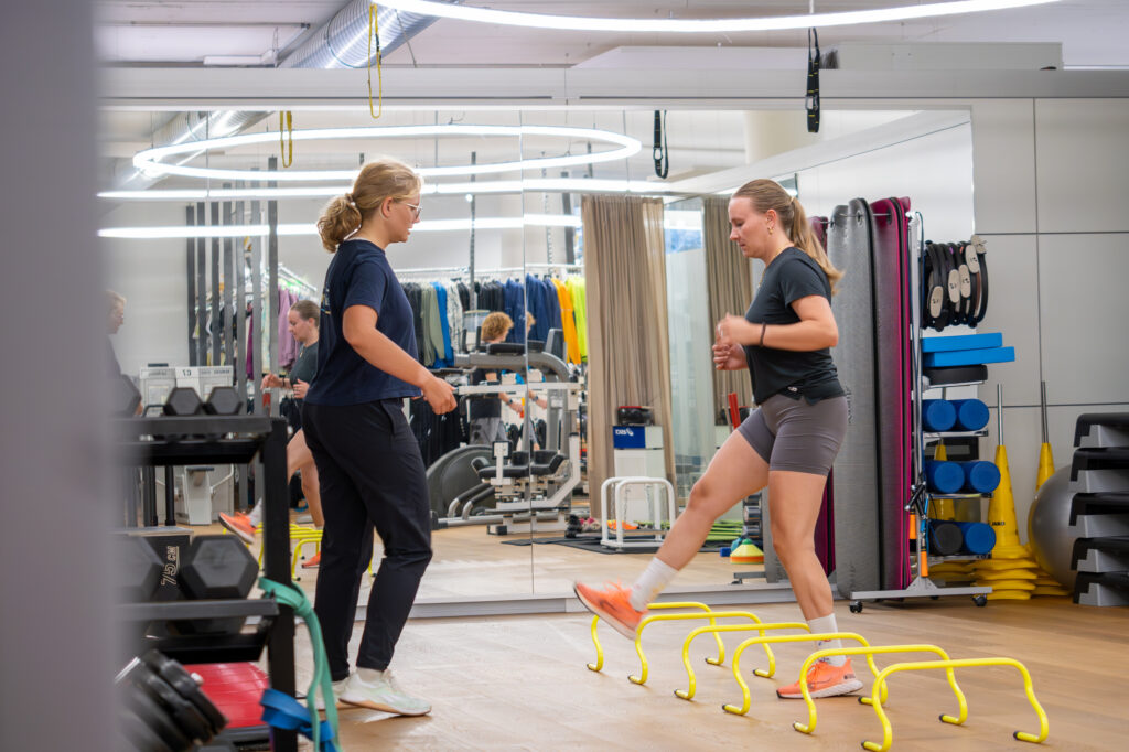 Functional knee rehabilitation with lateral movement exercises in sports physiotherapy in Basel