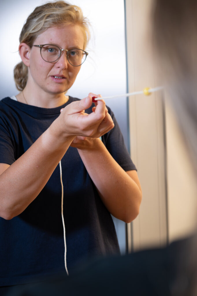 Blickstabilitäts-Übung in der Physiotherapie in Basel nach einer Gehirnerschütterung