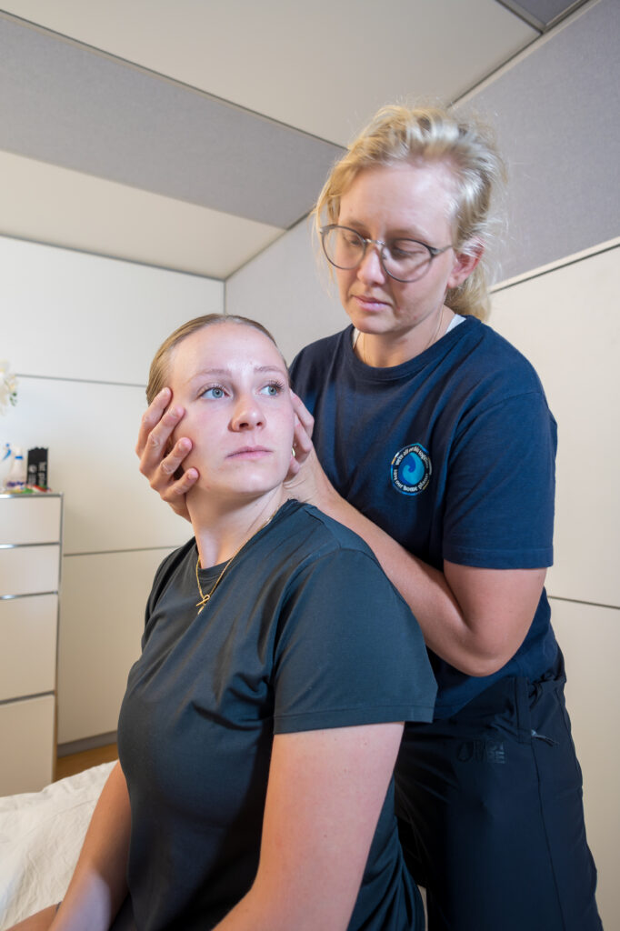 Physiothérapeute spécialisée à Bâle réalisant un test de rotation cervicale pour troubles vestibulaires