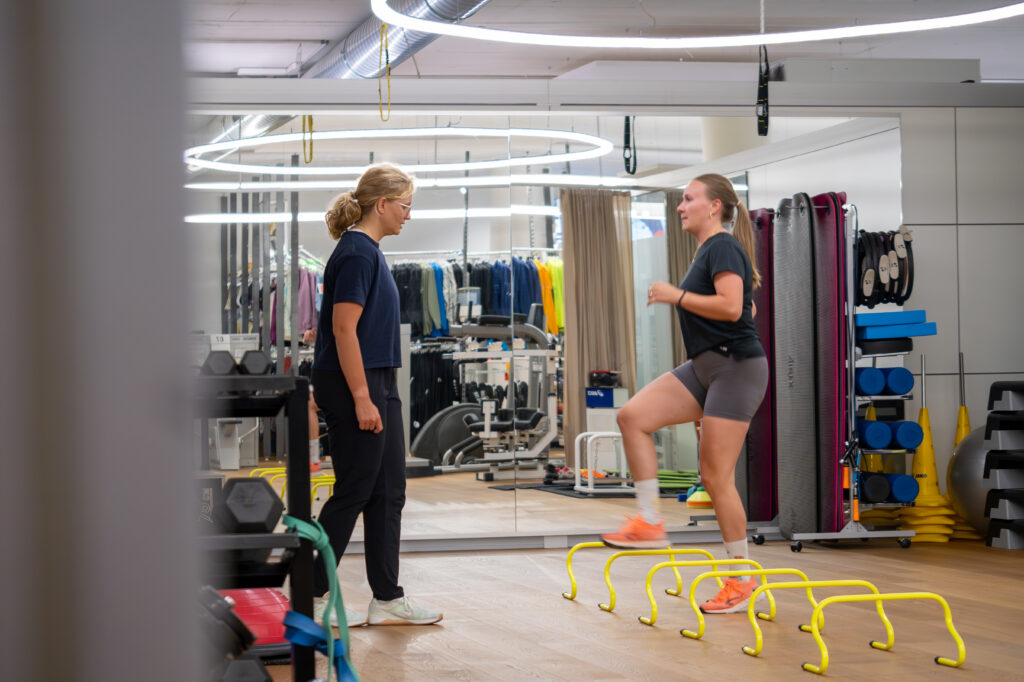 Functional knee rehabilitation with lateral movement exercises in sports physiotherapy in Basel